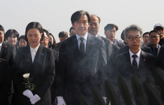 조국혁신당 조국 대표가 23일 오전 제주시 봉개동 4·3 평화공원을 찾아 희생자들의 넋을 기리고 있다.  [연합뉴스]